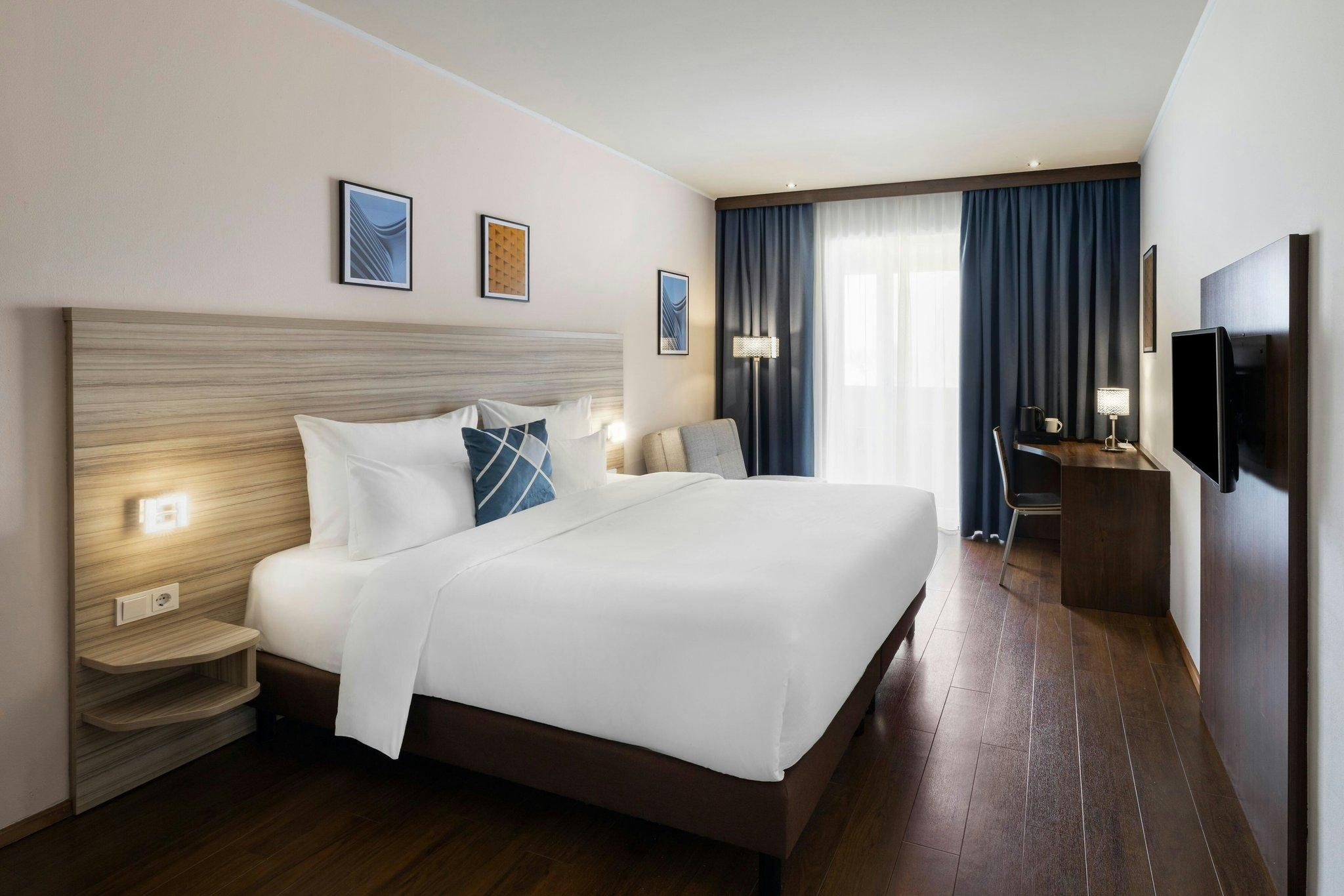 Balcony Standard 1 King, Guest room, 1 King, City view, Balcony