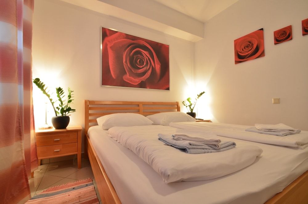 AJO Vienna Garden - Contactless Check-in Apartment, 1 Bedroom, Terrace, Garden View (50€ cleaning fee on top of the rate) 3