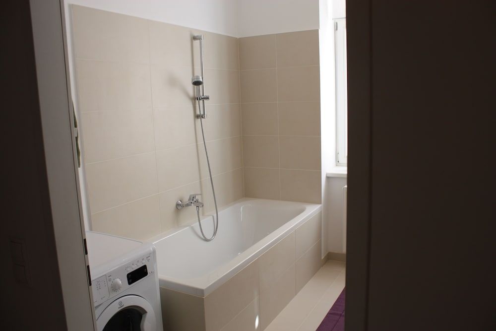 GoVienna Modern Apartment Comfort Apartment, 1 Bedroom, Balcony, Courtyard Area 18