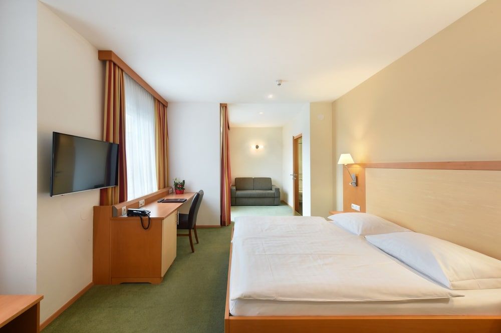 Lucia Hotel Double Room 7