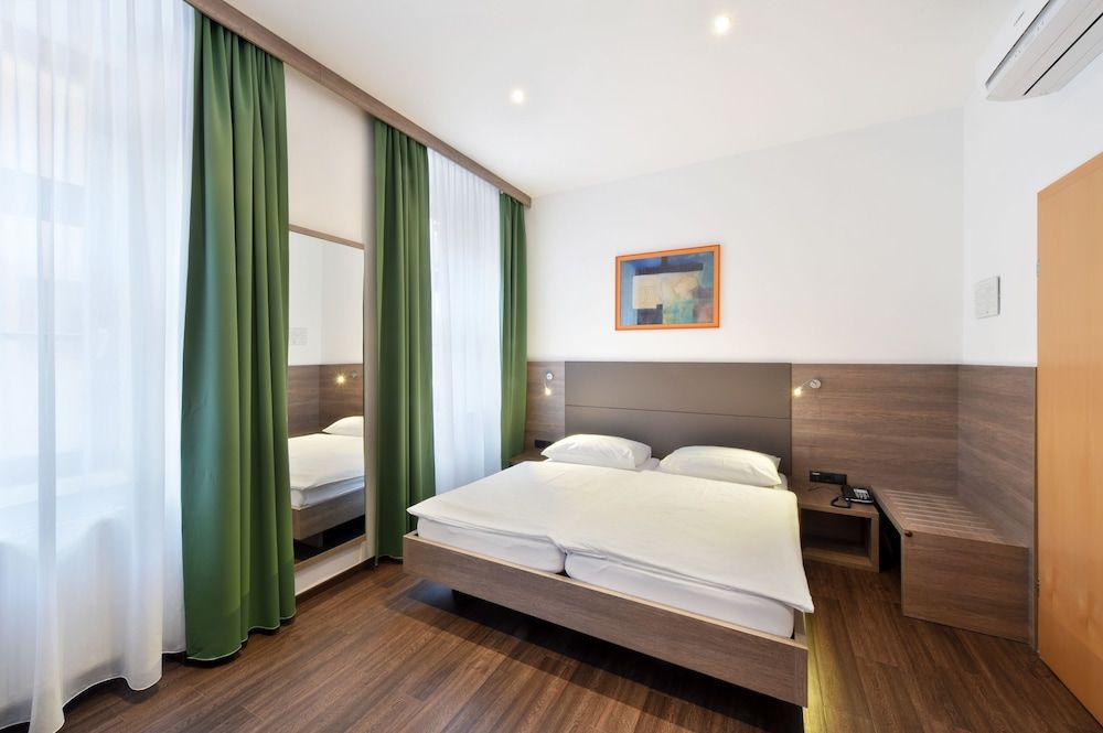 Lucia Hotel Double Room 2