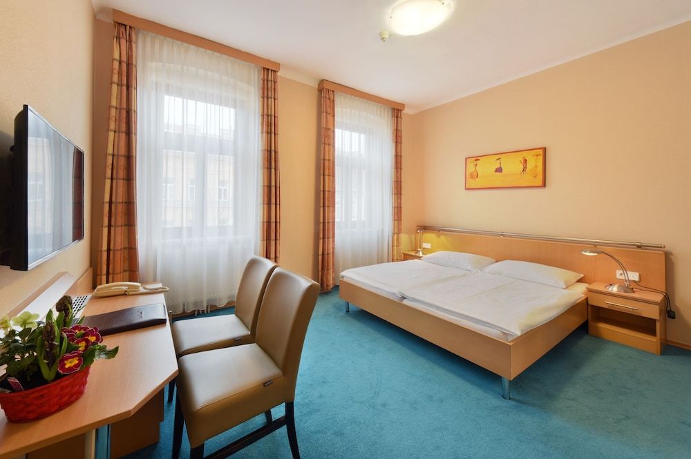 Lucia Hotel Double Room 5