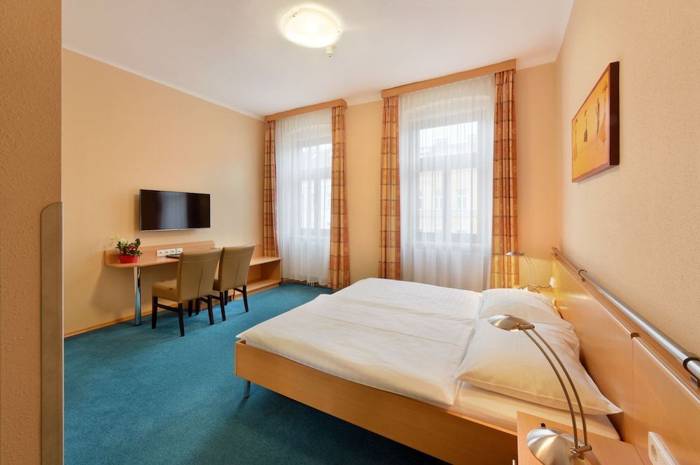 Lucia Hotel Double Room 4