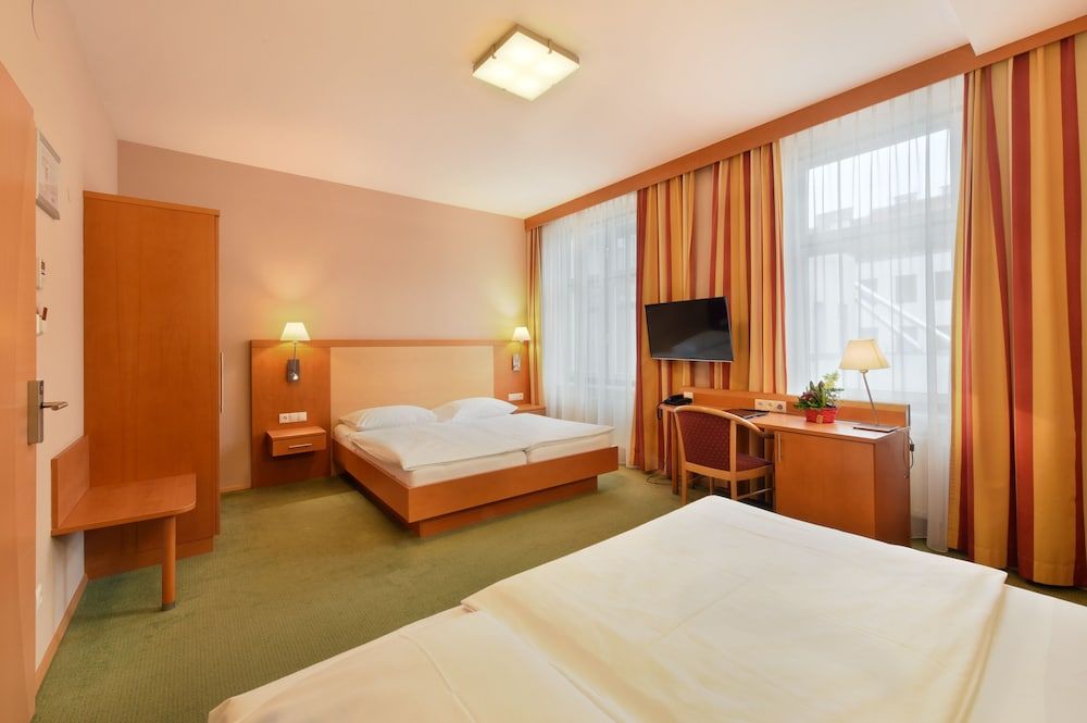 undefined Lucia Hotel 10