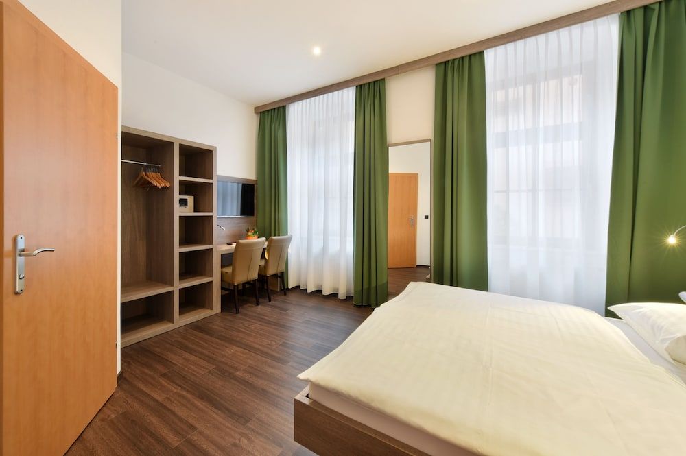 Lucia Hotel Double Room 3