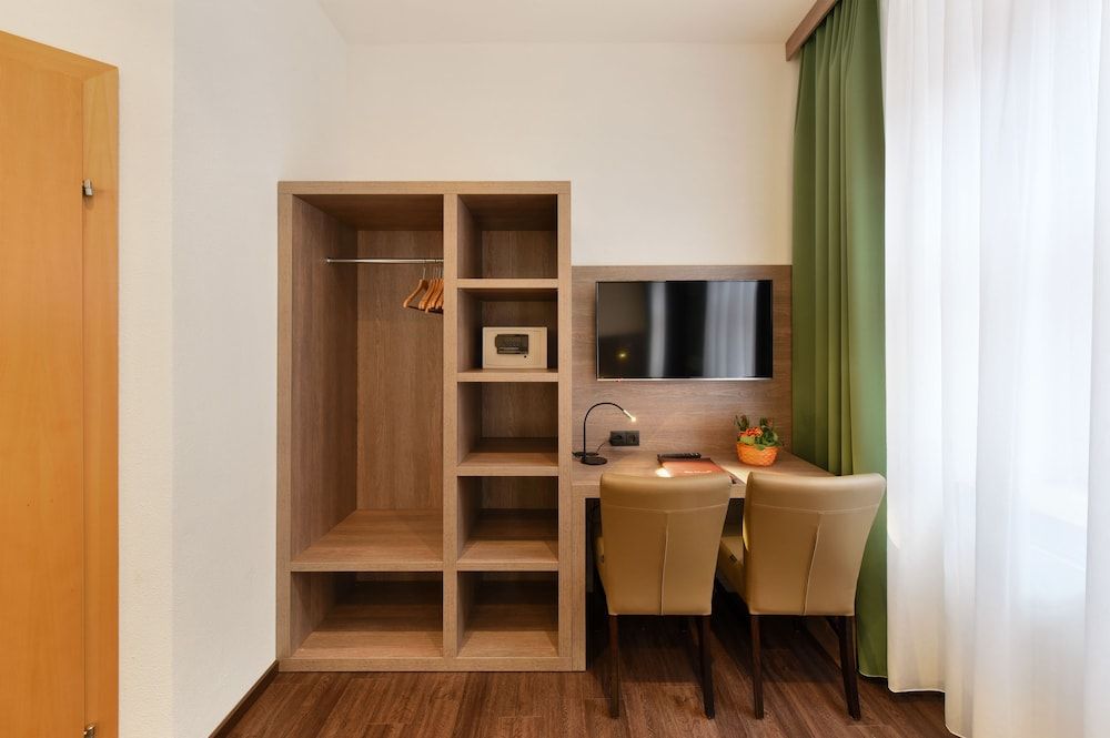 Lucia Hotel Double Room 13