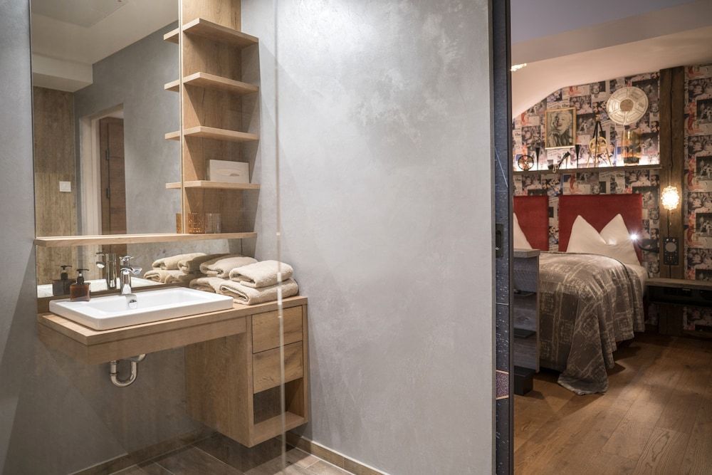 Boutique Hotel im Auracher Löchl Superior Double Room, City View and Fortress View 4