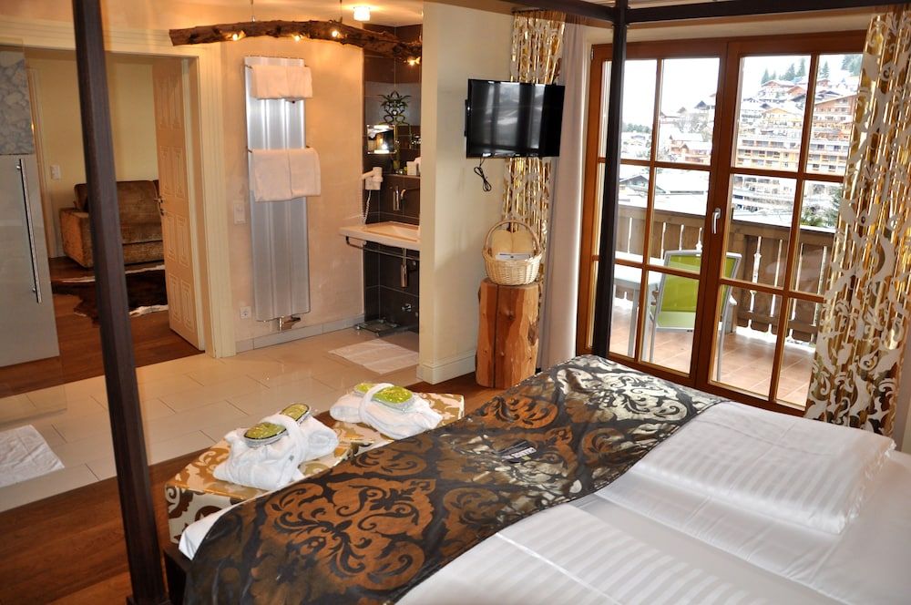 Luxury Suite, 2 Bedrooms, Mountain View