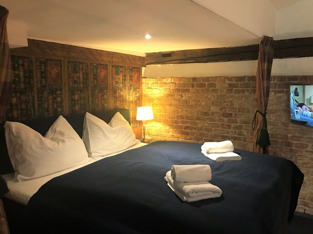 counts 65 Exclusive Duplex, 1 Bedroom, Fireplace, Garden Area 2