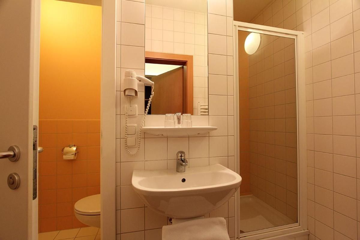 2 Double Rooms with connecting Door in the annex