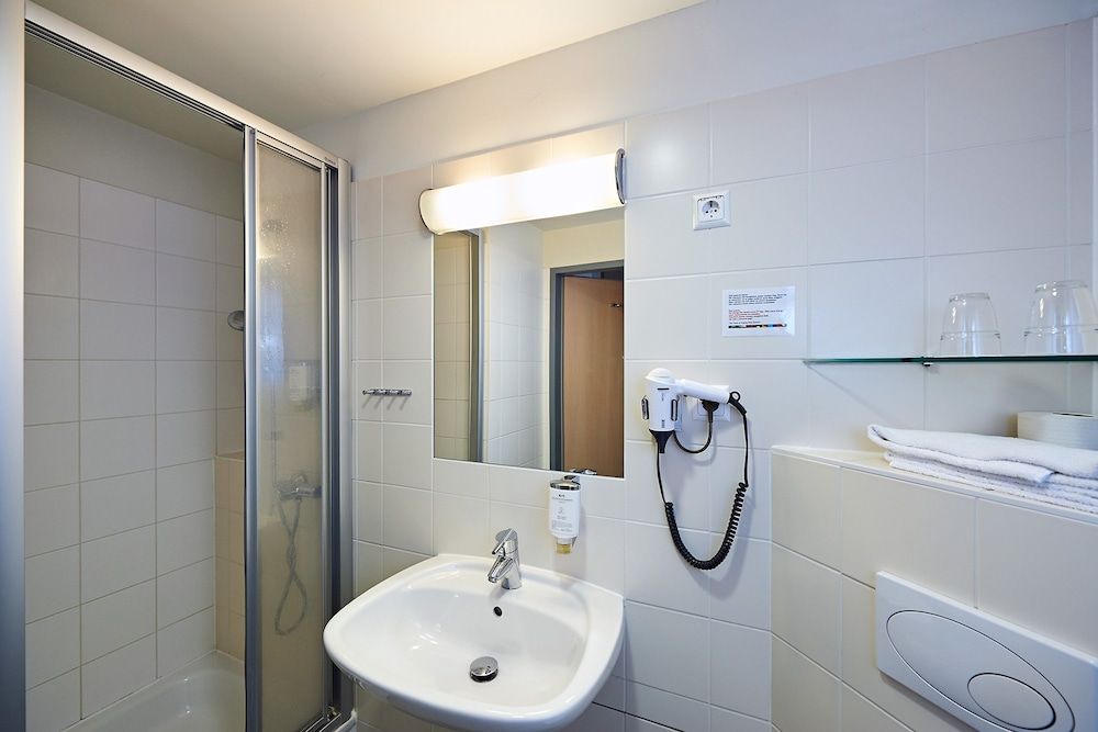 Hotel Kolpinghaus Wien Zentral Deluxe Double Room, Courtyard View 7