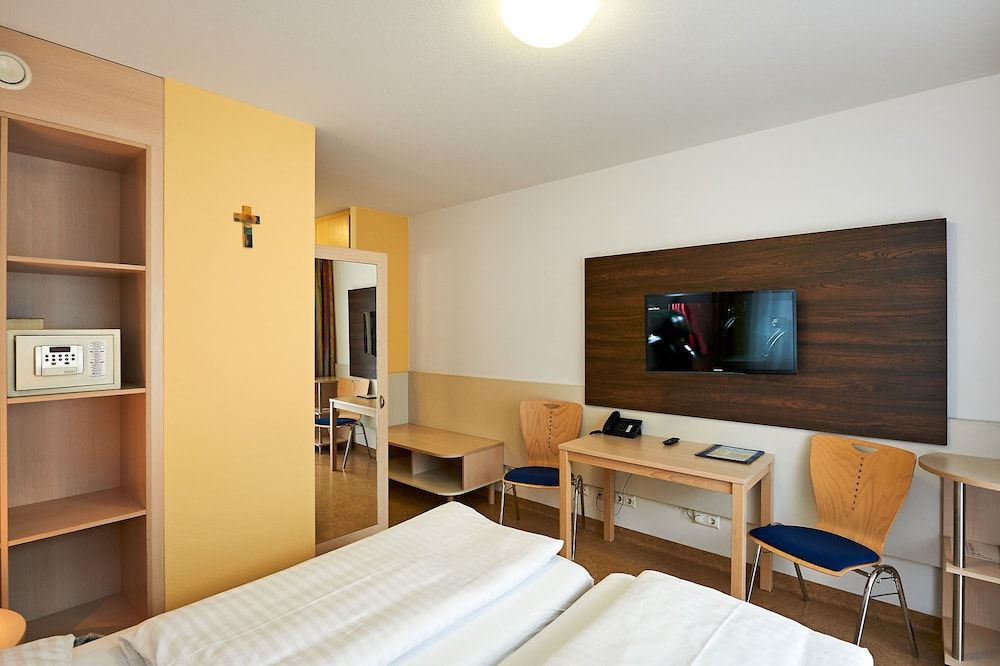 Hotel Kolpinghaus Wien Zentral Deluxe Double Room, Courtyard View 9