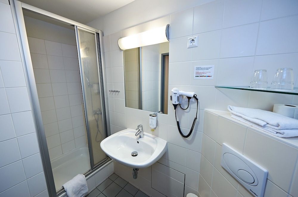 Hotel Kolpinghaus Wien Zentral Deluxe Double Room, Courtyard View 8