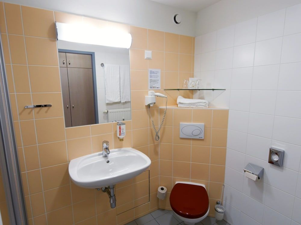 Hotel Kolpinghaus Wien Zentral Deluxe Double Room, Courtyard View 6