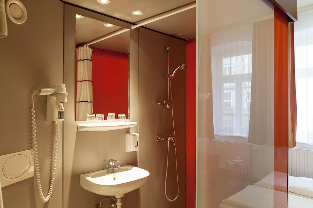 Pension Stadthalle Standard Twin Room, 2 Twin Beds 5