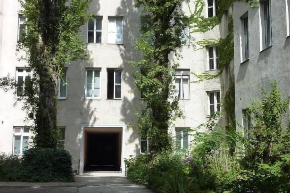 undefined GoVienna Small Modern Apartment 2