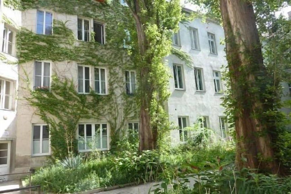 undefined GoVienna Small Modern Apartment 3