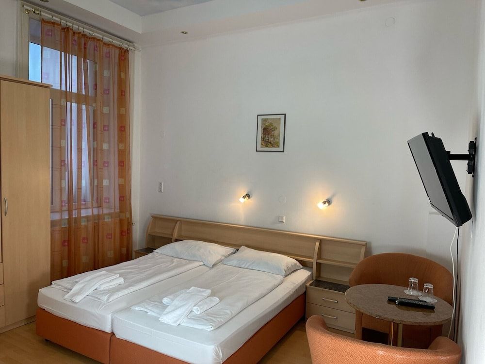 undefined Pension Vera 6