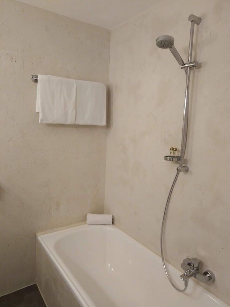 Comfort Room, Lake View