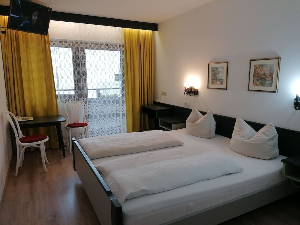 Classic Room, Partial Lake View