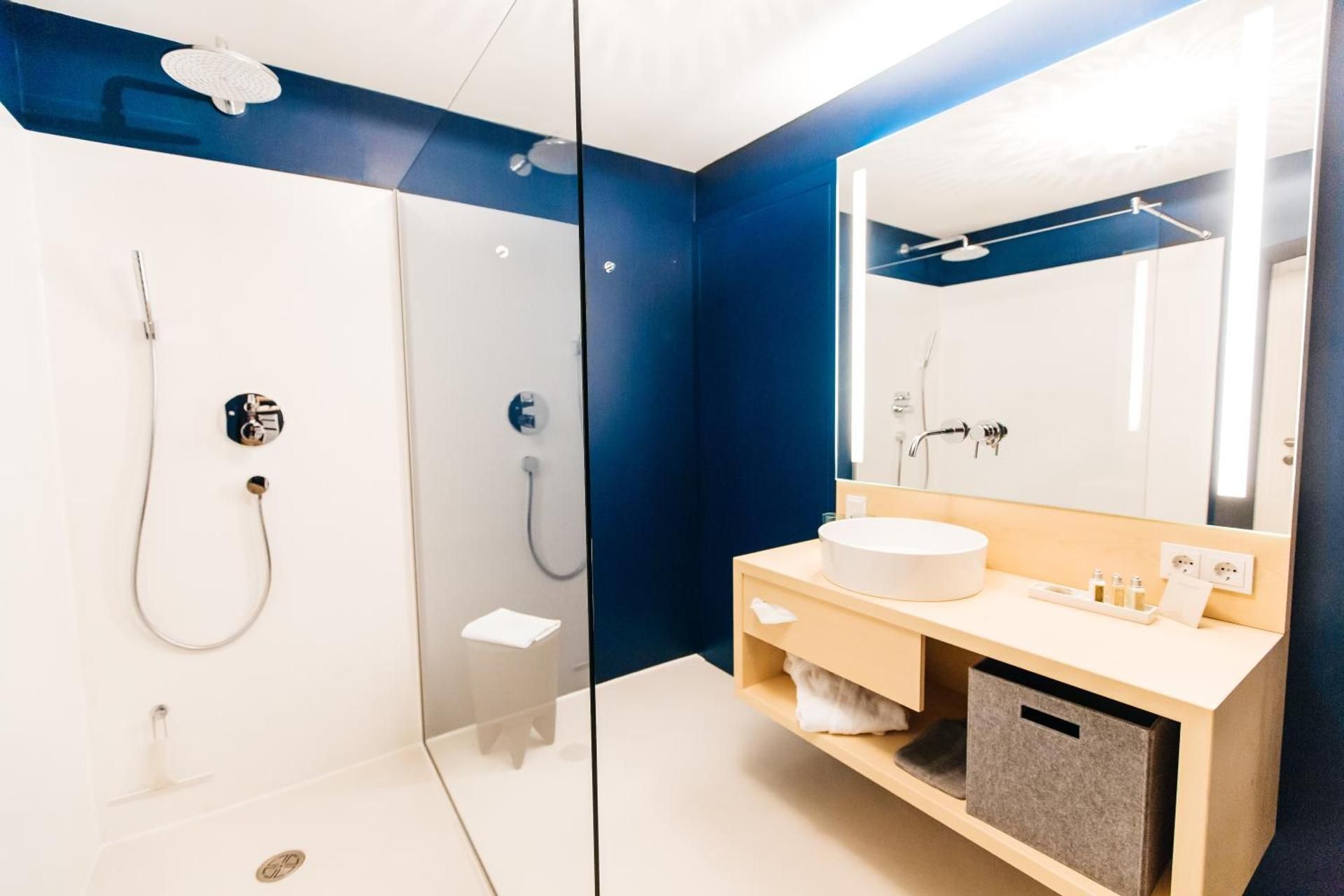 Luxury Suite with Lake View