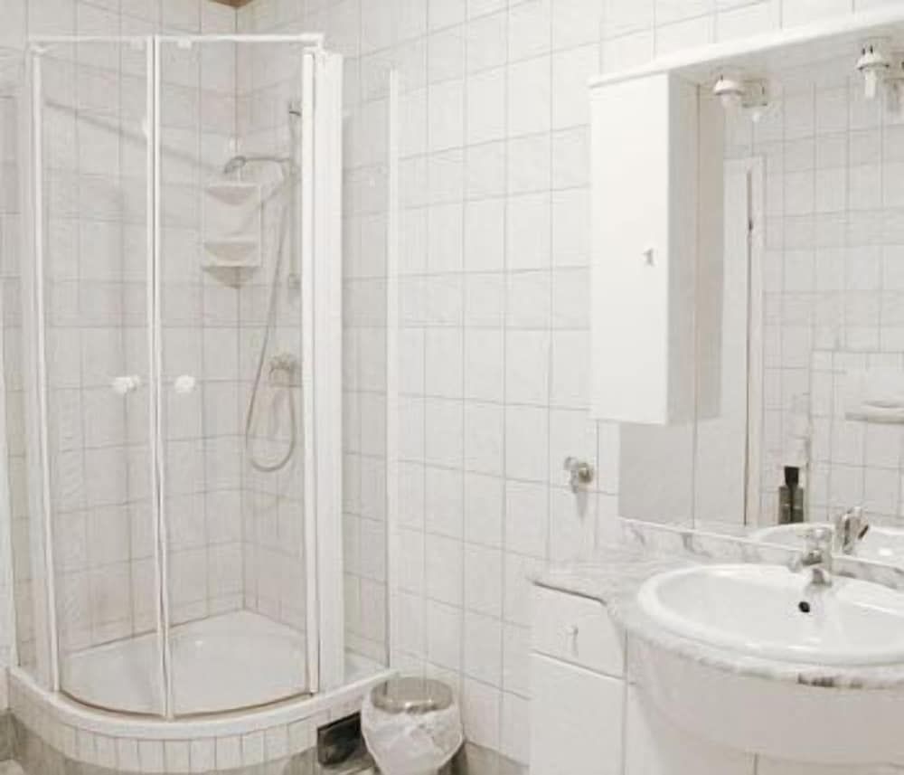 Hotel Cyrus Triple Room 9