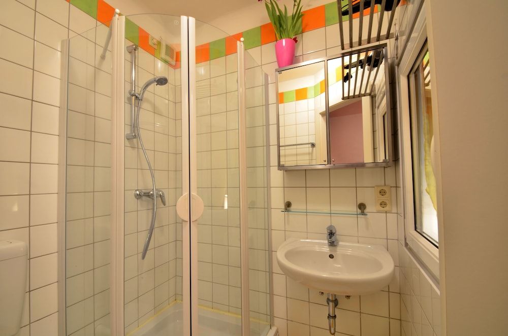 AJO Vienna Siemens - Contactless Check-in Studio, 1 Doublebed, Non Smoking, Kitchenette, 50€ cleaning fee on top of the rate 9