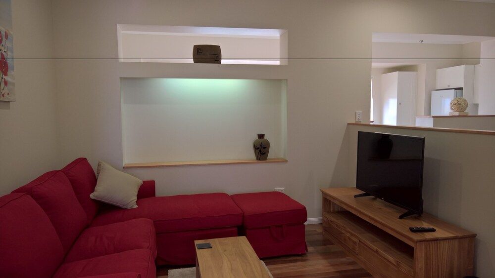 Kernow Charters Towers Deluxe Apartment, 1 Bedroom, Poolside (Minimum Age 18) 3