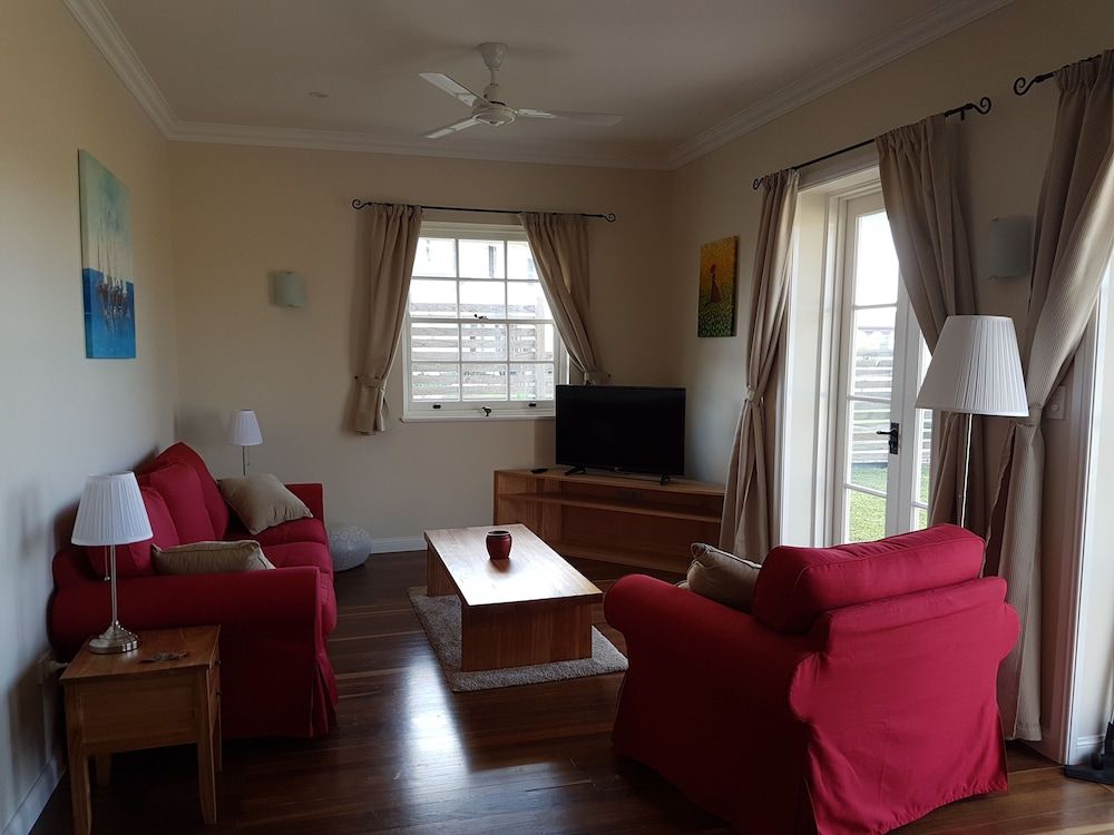 Kernow Charters Towers Courtyard Garden Apartment (Minimum Age 18) 4