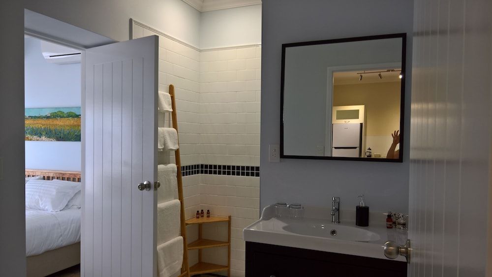 Kernow Charters Towers Deluxe Apartment, 1 Bedroom, Poolside (Minimum Age 18) 2