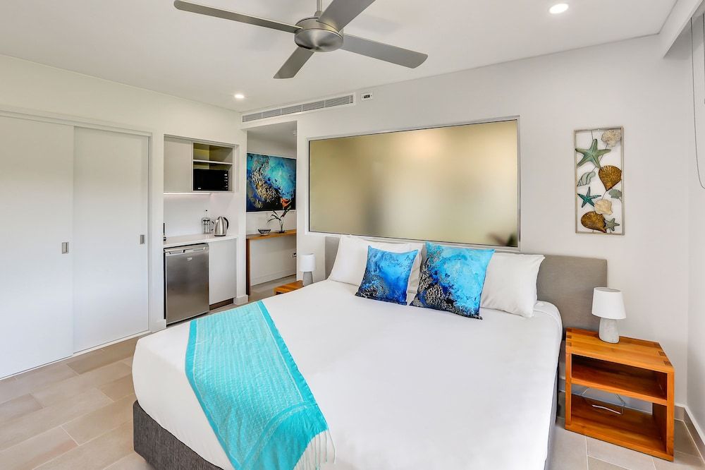 Deluxe Studio, 1 Bedroom, Partial Ocean View
