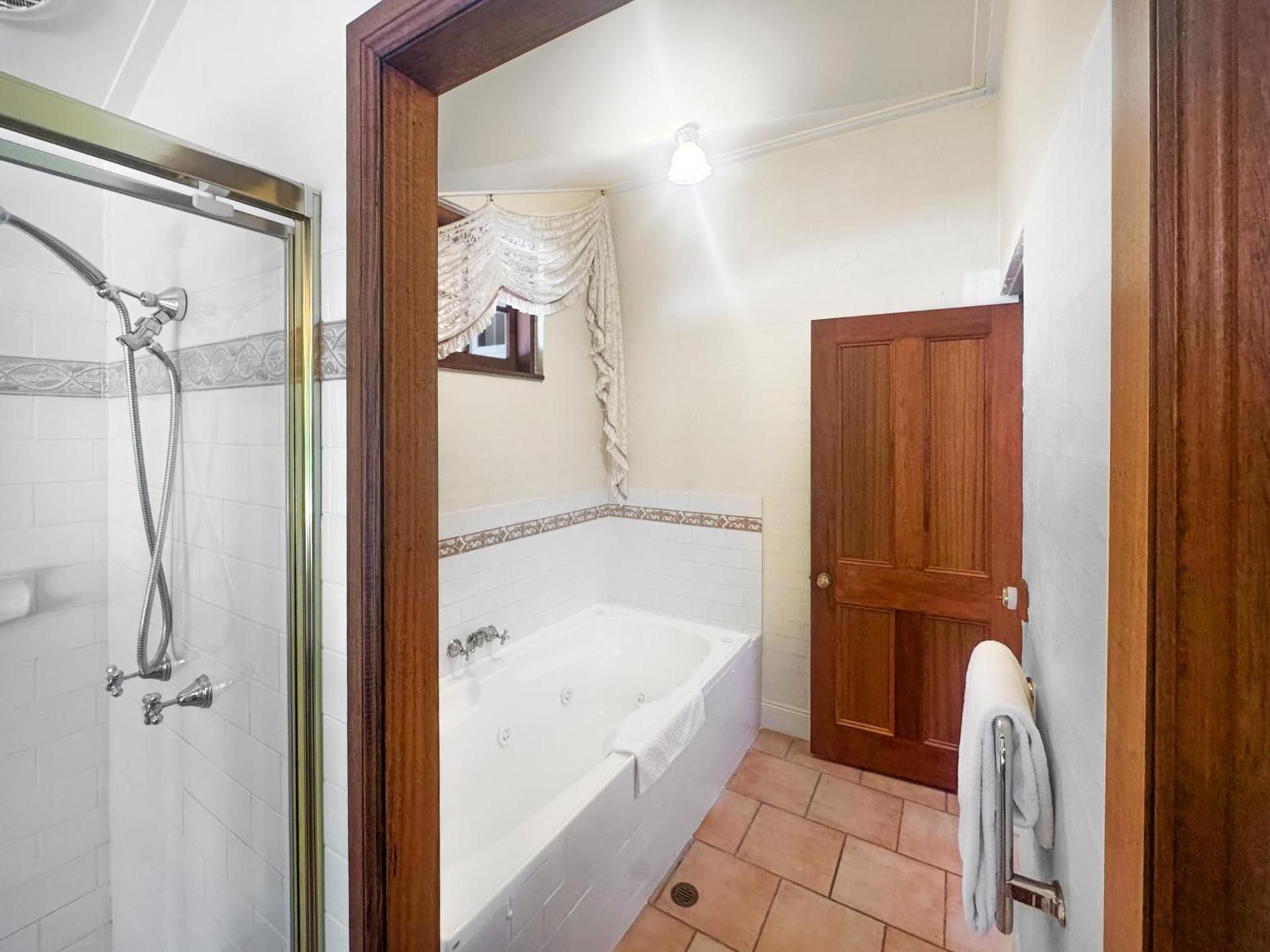 Queen Room with Spa Bath - Garden