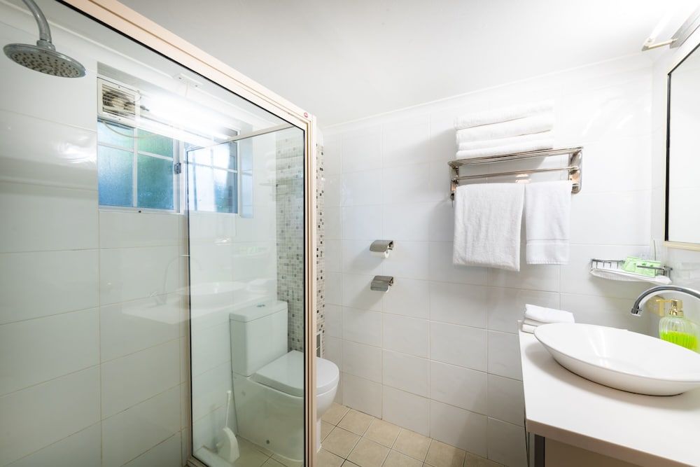 Golden Age Motor Inn Queanbeyan King Family Room (5) No Pets 3