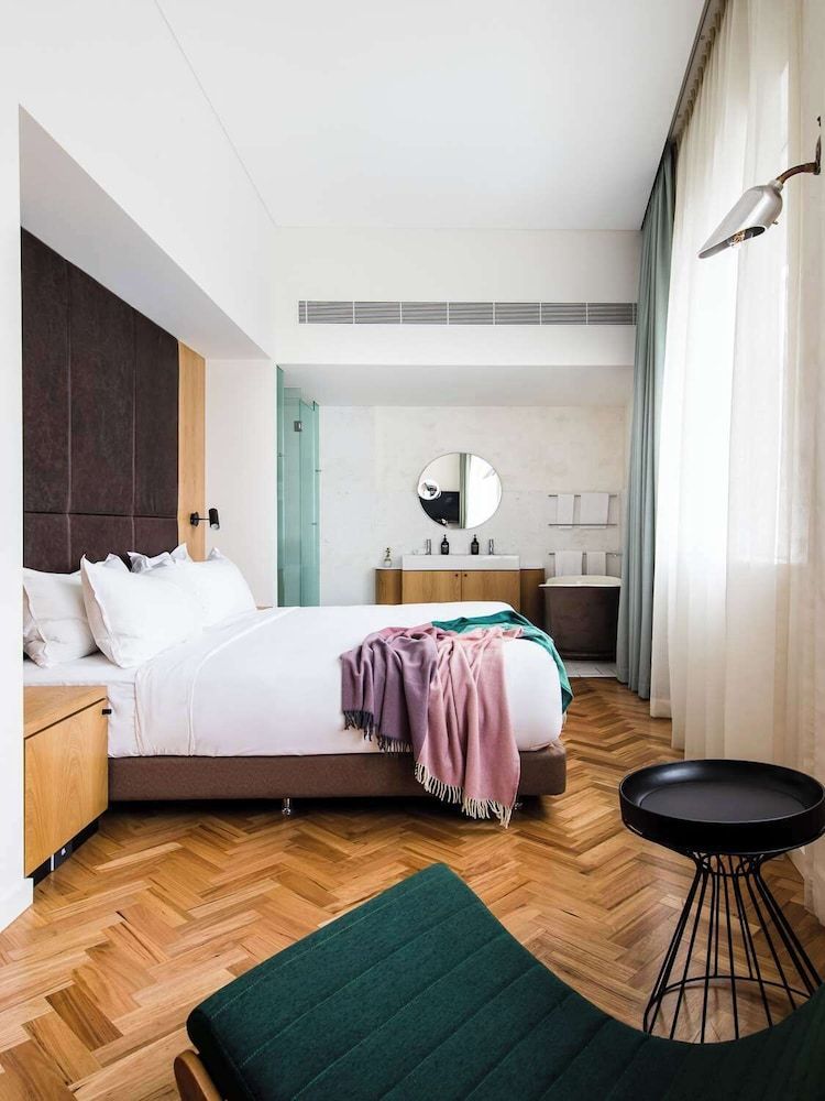Room (Abercrombie)