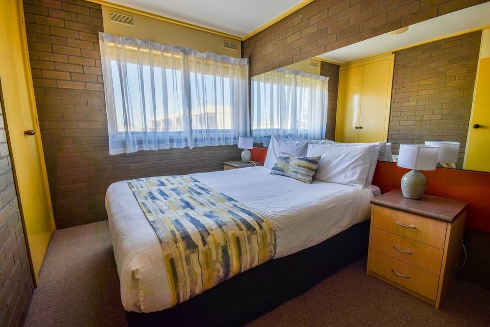 Basic Apartment, 2 Bedrooms, Upper Floor Lake View