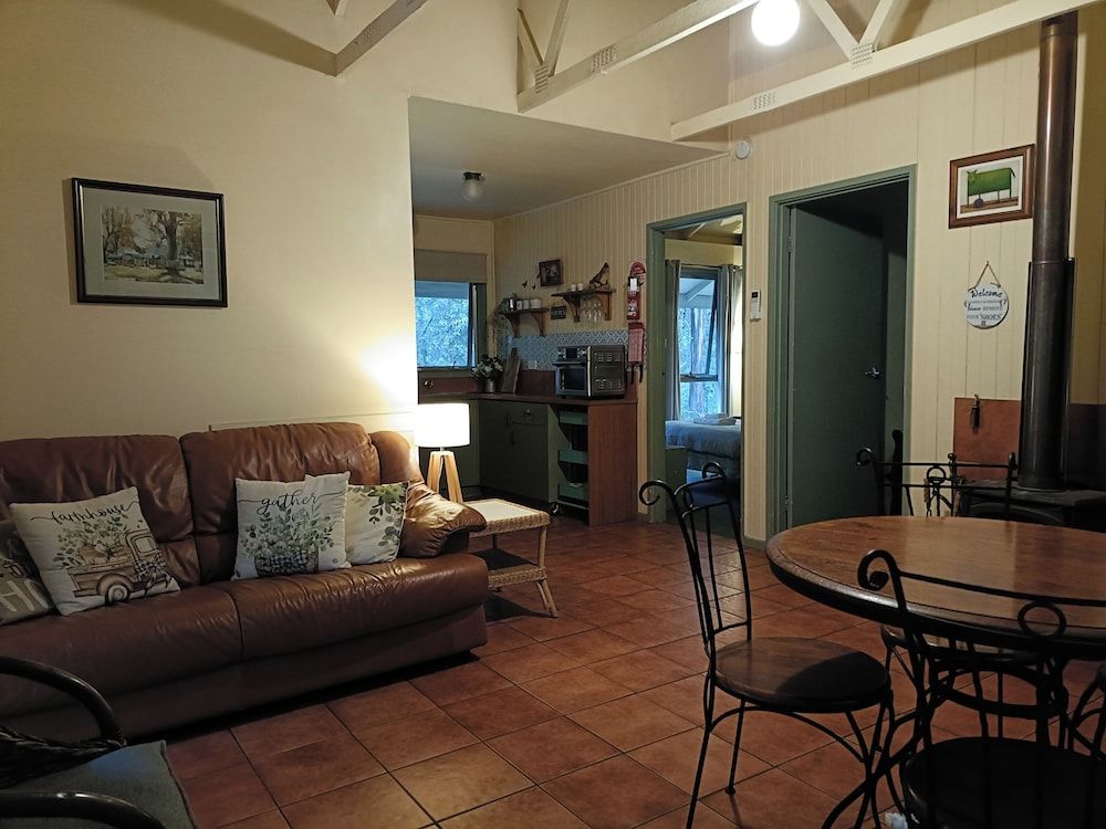 Kalimna Woods Cottages Family (1 Queen and 2 Single) with Woodfire 6