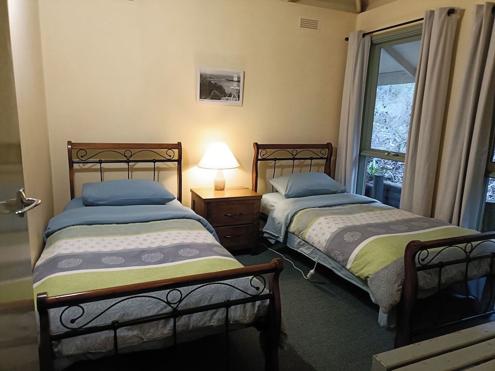 Kalimna Woods Cottages Family (1 Queen and 2 Single) with Woodfire 2