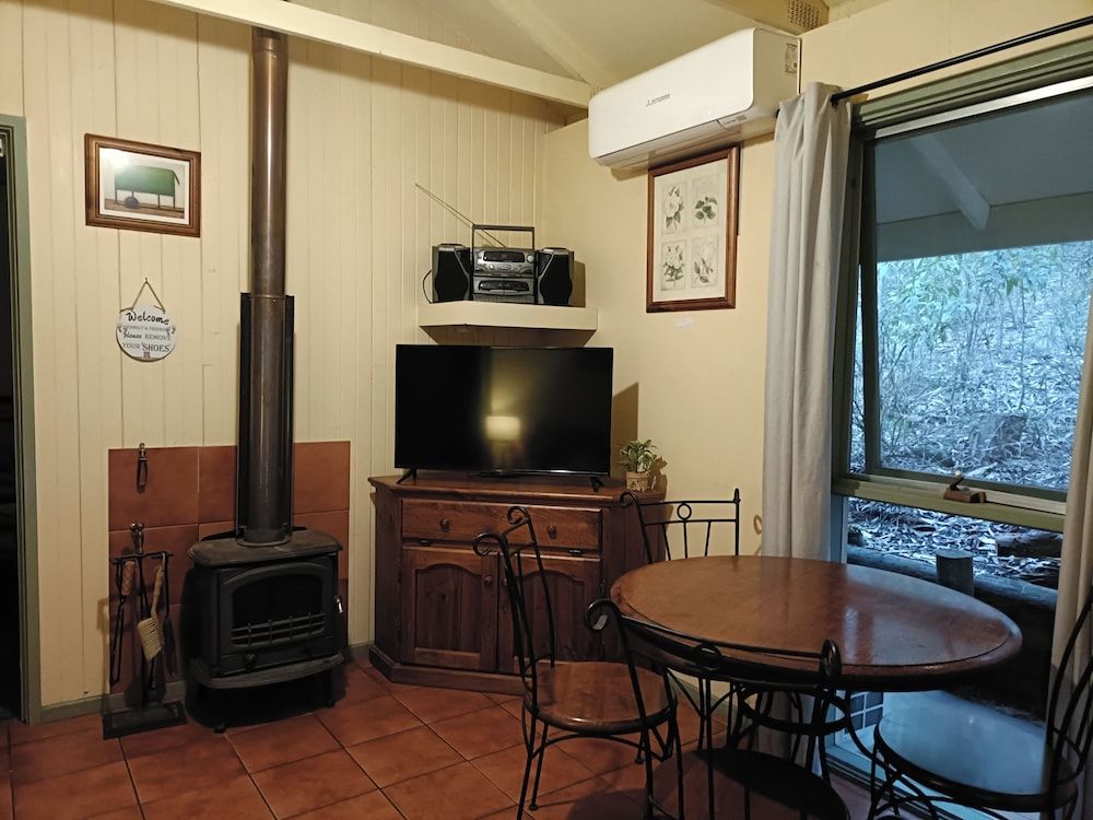 Kalimna Woods Cottages Family (1 Queen and 2 Single) with Woodfire 5