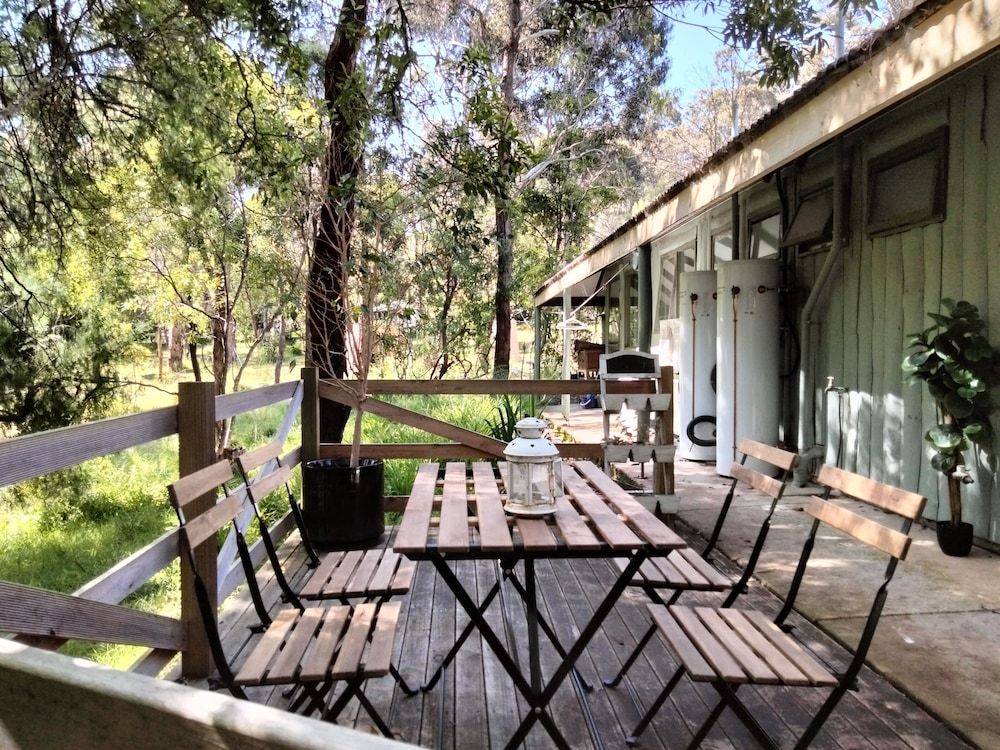 Kalimna Woods Cottages Rustic Cottage (2 Queens 2 Singles) with Woodfire