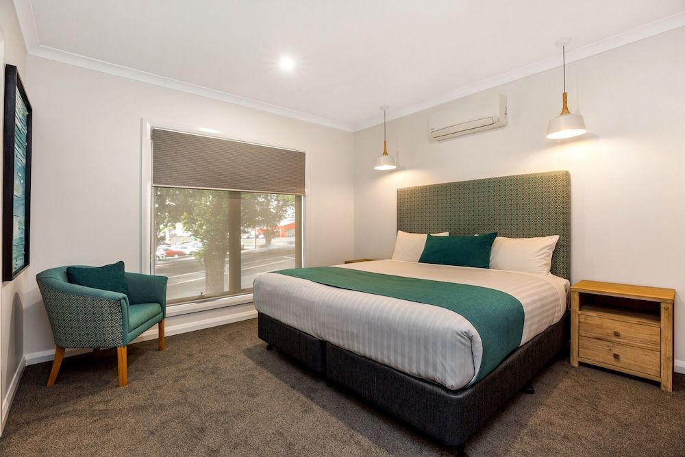 National Hotel Complex and Bendigo Central Apartments Three Bedroom Apartment