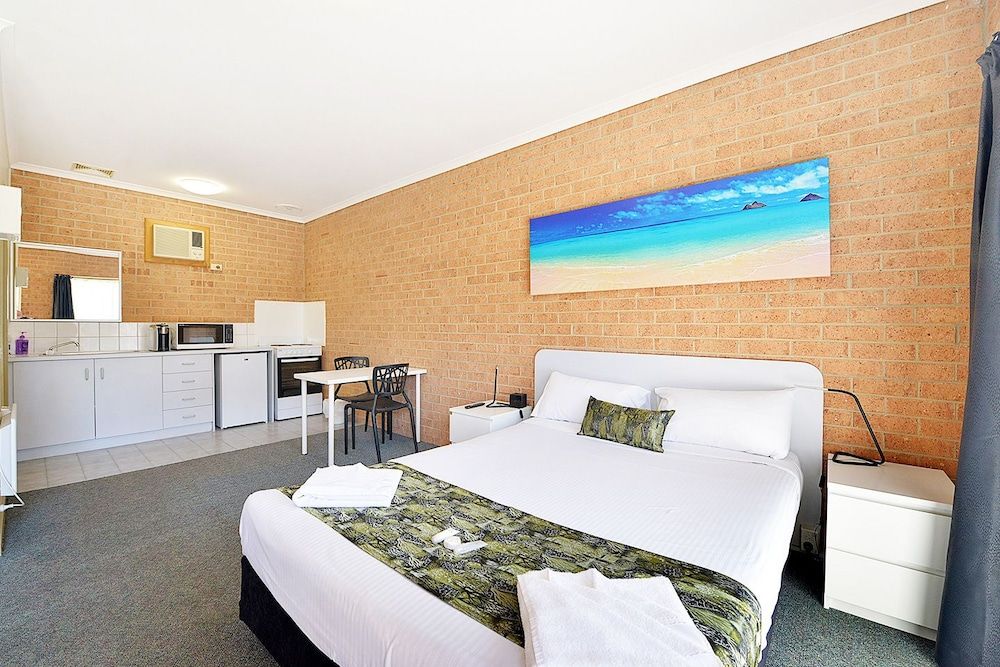 Cranbourne Motor Inn Queen Room 2