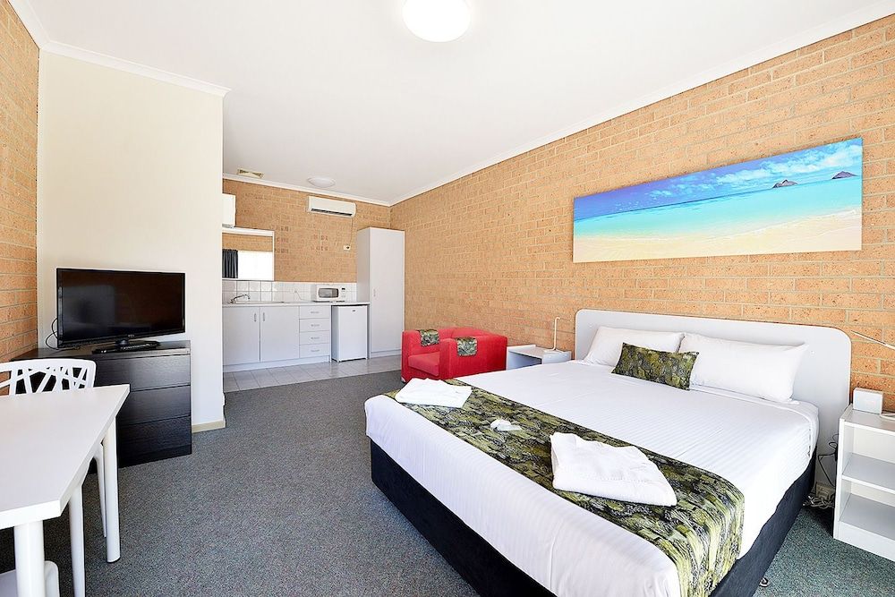 Cranbourne Motor Inn Queen Room 3