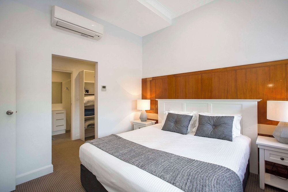 CH Boutique Hotel & Apartments, an Ascend Collection Hotel Suite, 1 King Bed with Sofa bed, Non Smoking 3