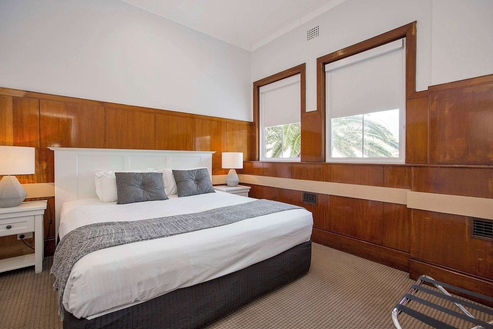 CH Boutique Hotel & Apartments, an Ascend Collection Hotel Suite, 1 King Bed with Sofa bed, Non Smoking 2