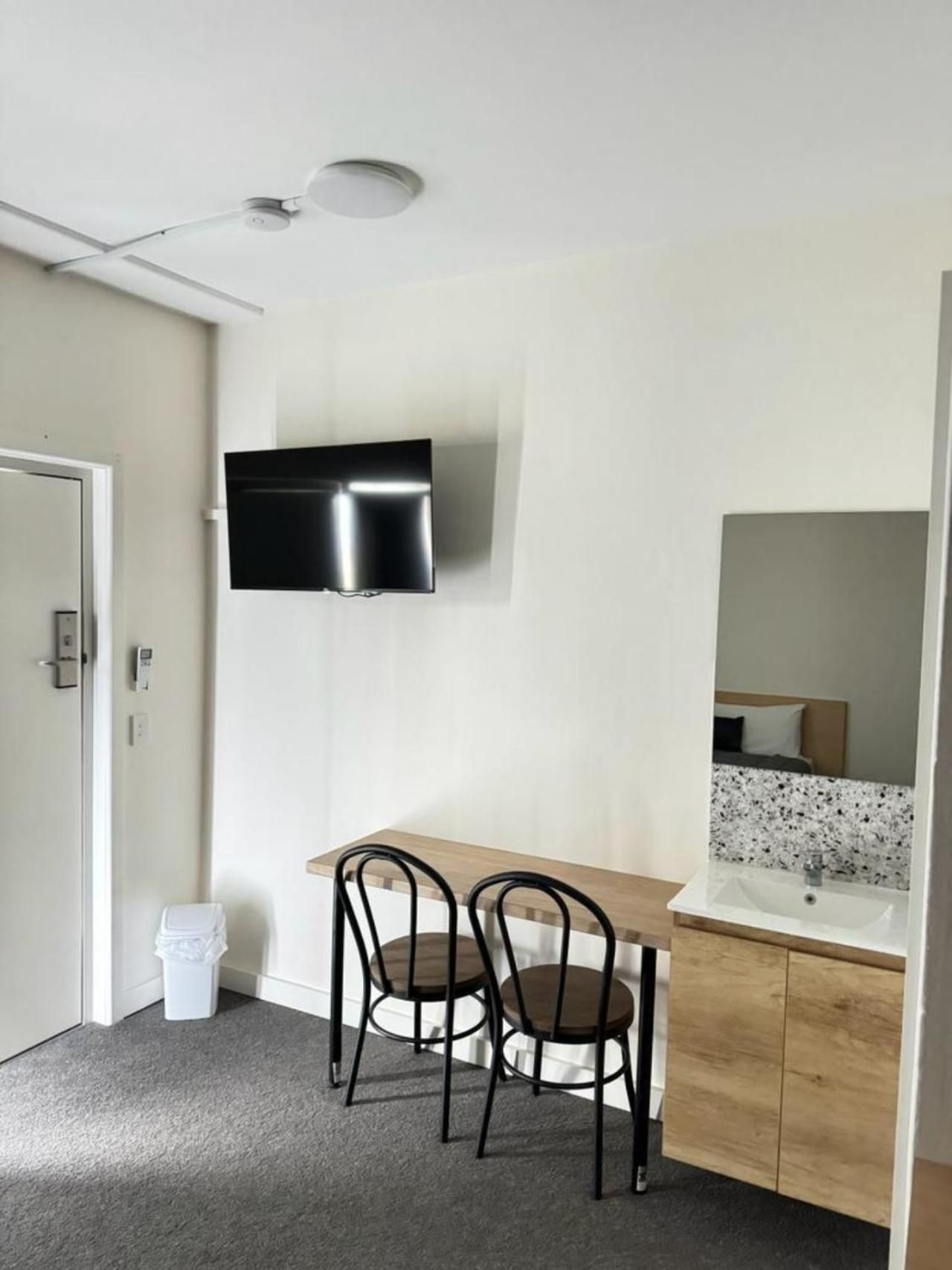 Twin City Motor Inn Deluxe Twin Room 5