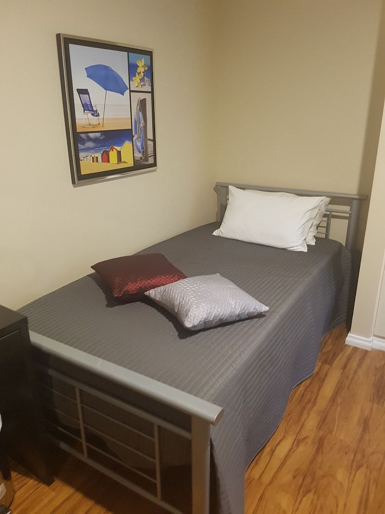 Large Double Room with Shared Bathroom (2)