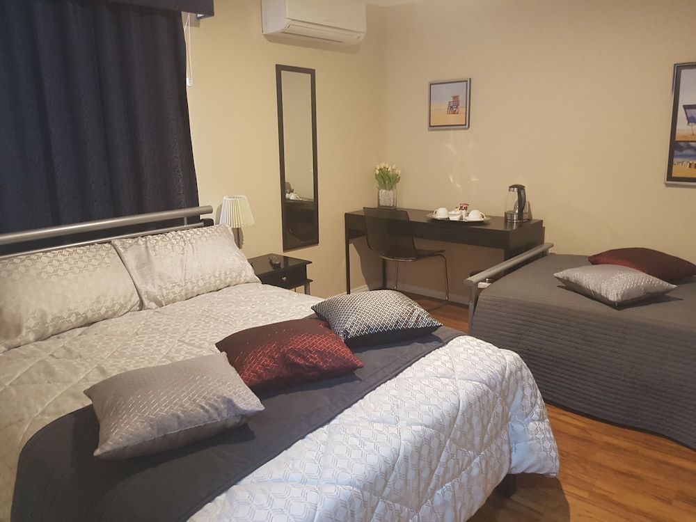 Large Double Room with Shared Bathroom (2)