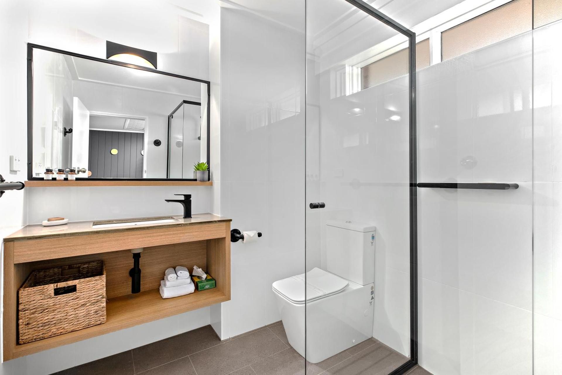 Standard Queen Non-Smoking