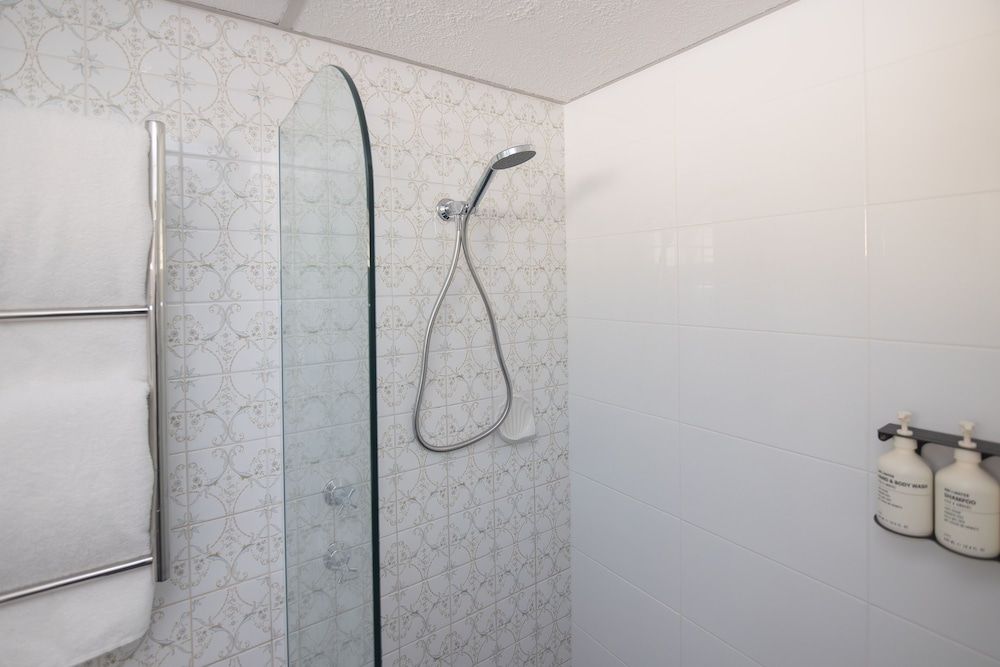 Dog Rock Motel Standard Twin Room 5