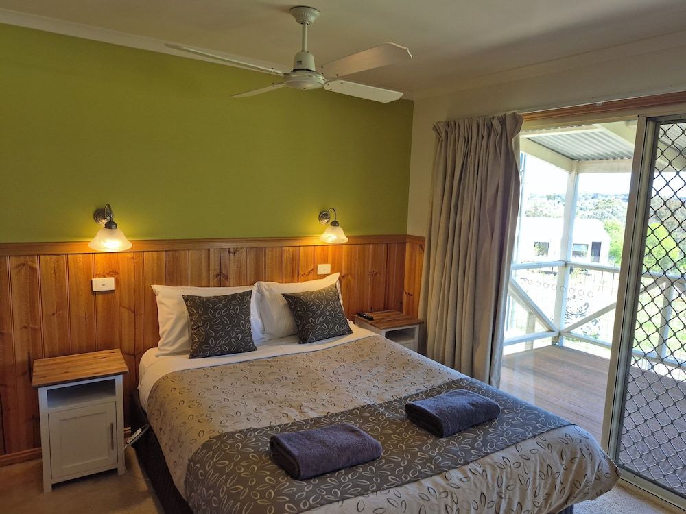 Golden Heritage Cottages 2 Bedrooms, 1 Bathroom Self Contained Spa Cottage